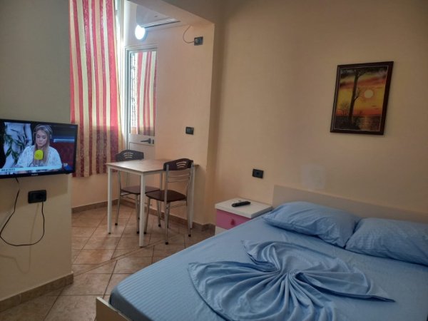 Tirane, jepet me qera apartament 1+1 Kati 2, 40 m² 290 € (Rruga 5 maji)