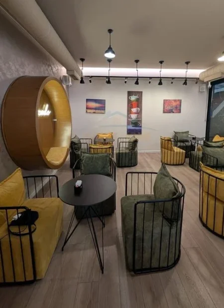 Shitet, Biznes Bar Lounge, prane Pallatit me Shigjeta, Tirane