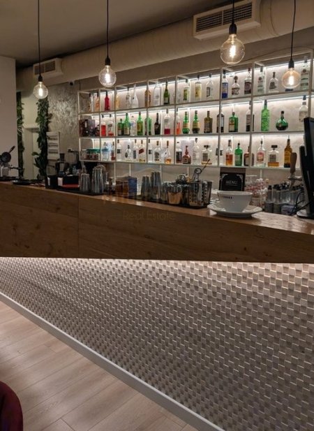 Shitet, Biznes Bar Lounge, prane Pallatit me Shigjeta, Tirane