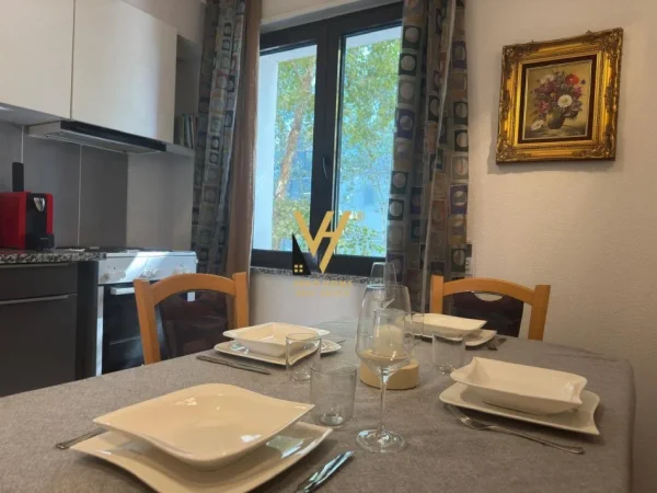 Tirane, jepet me qera ambjent biznesi Kati 0, 60 m² 1.500 € (QENDER)