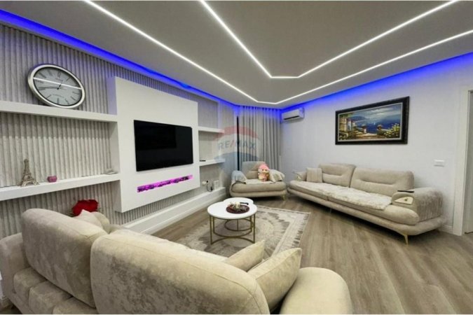 Tirane, jepet me qera apartament 2+1+Ballkon , 112 m² 600 € (Fresku)