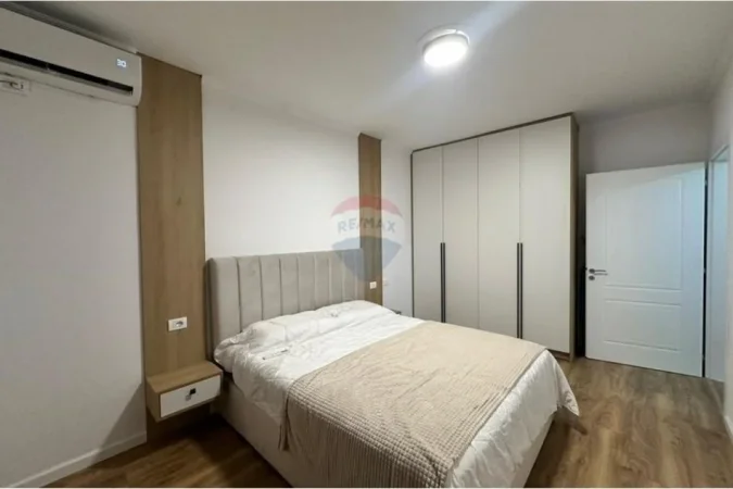 Tirane, jepet me qera apartament 2+1+Ballkon , 112 m² 600 € (Fresku)