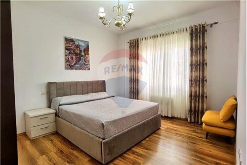 Tirane, jepet me qera apartament 1+1 Kati 3, 70 m² 550 € (Liqeni i thate)