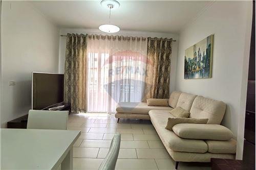 Tirane, jepet me qera apartament 1+1 Kati 3, 70 m² 550 € (Liqeni i thate)
