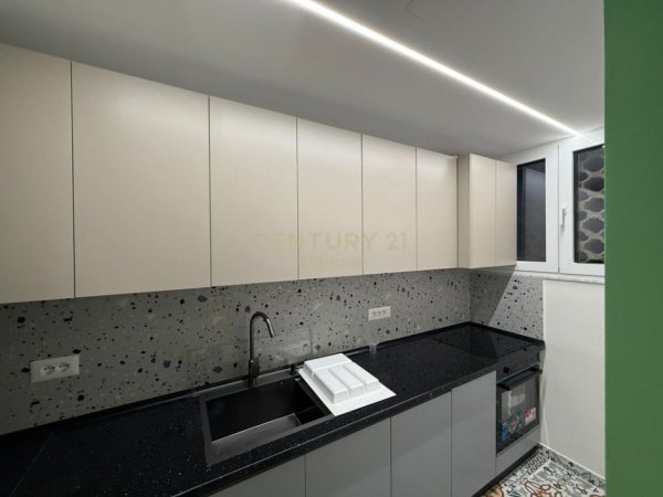 Tirane, jepet me qera apartament 2+1 Kati 2, 80 m² 850 € 