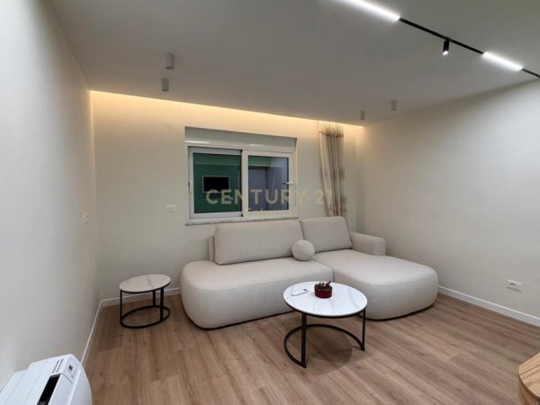Tirane, jepet me qera apartament 2+1 Kati 2, 80 m² 850 € 