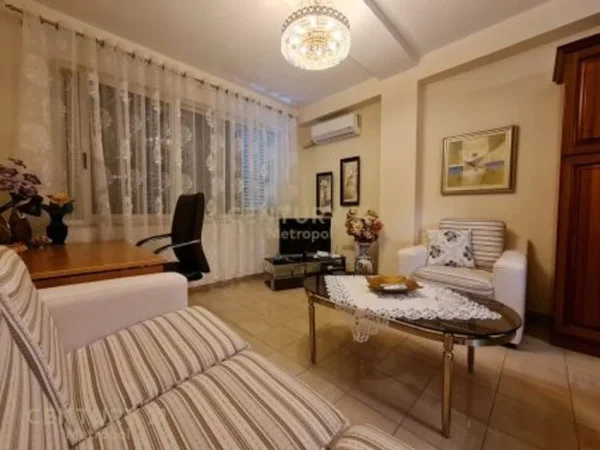 Tirane, jepet me qera apartament 1+1 Kati 3, 70 m² 700 € (Bllok)