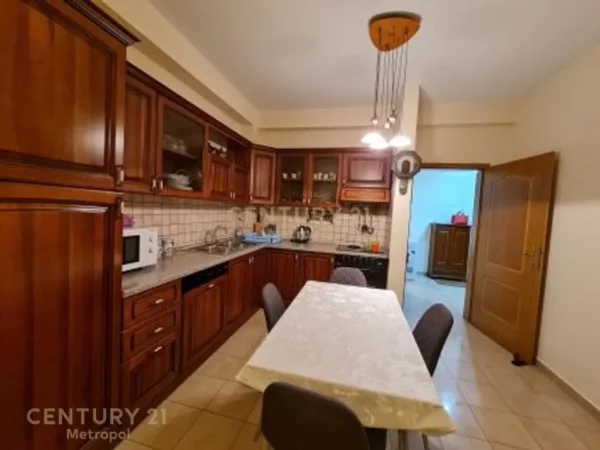 Tirane, jepet me qera apartament 1+1 Kati 3, 70 m² 700 € (Bllok)