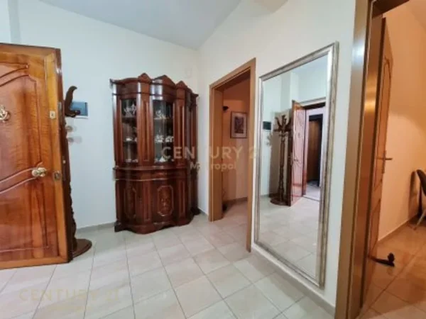 Tirane, jepet me qera apartament 1+1 Kati 3, 70 m² 700 € (Bllok)