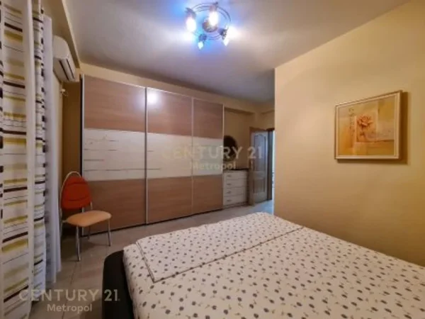 Tirane, jepet me qera apartament 1+1 Kati 3, 70 m² 700 € (Bllok)