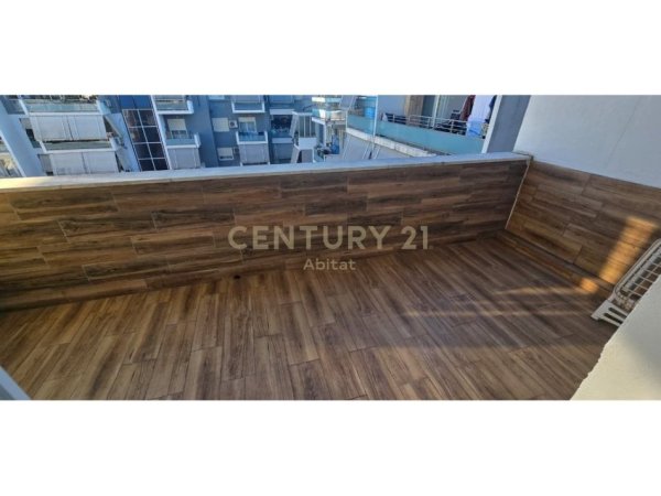 Tirane, jepet me qera apartament 3+1 Kati 8, 170 m² 1.000 € 