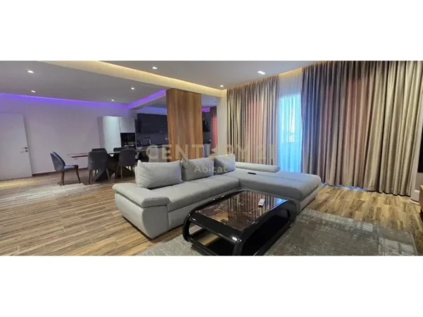 Tirane, jepet me qera apartament 3+1 Kati 8, 170 m² 1.000 € 