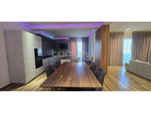 Tirane, jepet me qera apartament 3+1 Kati 8, 170 m² 1.000 € 