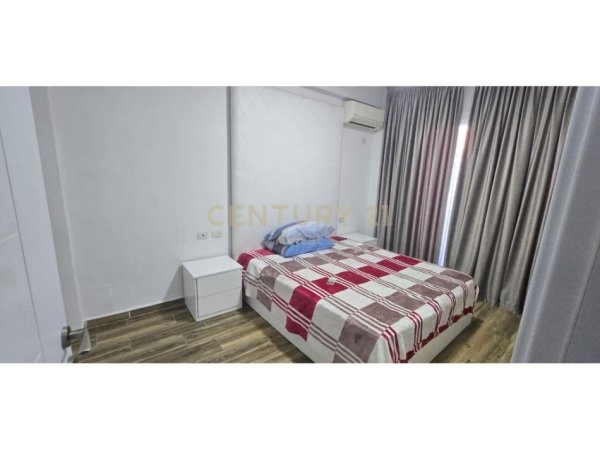 Tirane, jepet me qera apartament 3+1 Kati 8, 170 m² 1.000 € 