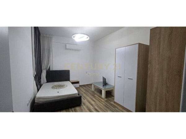 Tirane, jepet me qera apartament 3+1 Kati 8, 170 m² 1.000 € 