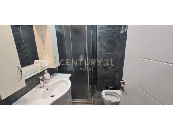 Tirane, jepet me qera apartament 3+1 Kati 8, 170 m² 1.000 € 