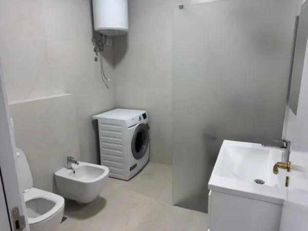Tirane, jepet me qera apartament 2+1+Ballkon Kati 7, 80 m² 800 € (RRUGA E KAVAJES)