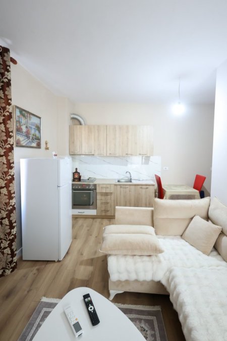 Tirane, jepet me qera apartament 1+1 Kati 3, 350 €