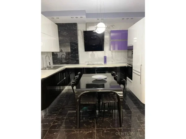 Tirane, jepet me qera apartament 3+1 Kati 7, 140 m² 1.350 € (Garda)