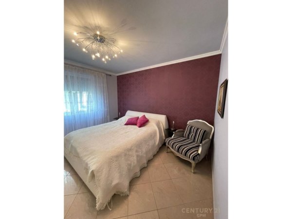 Tirane, jepet me qera apartament 3+1 Kati 7, 140 m² 1.350 € (Garda)