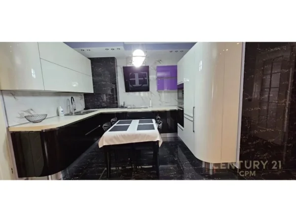 Tirane, jepet me qera apartament 3+1 Kati 7, 140 m² 1.350 € (Garda)