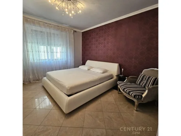 Tirane, jepet me qera apartament 3+1 Kati 7, 140 m² 1.350 € (Garda)