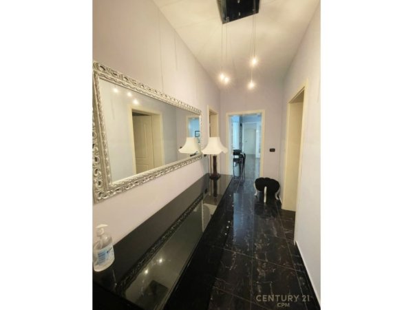 Tirane, jepet me qera apartament 3+1 Kati 7, 140 m² 1.350 € (Garda)