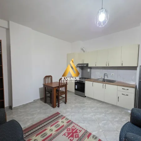 Tirane, jepet me qera apartament 1+1+Ballkon , 70 m² 430 € (rruga peti)