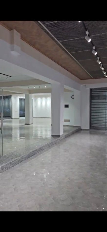 Tirane, jepet me qera dyqan Kati 0, 300 m² 3.000 € (ASTIR)