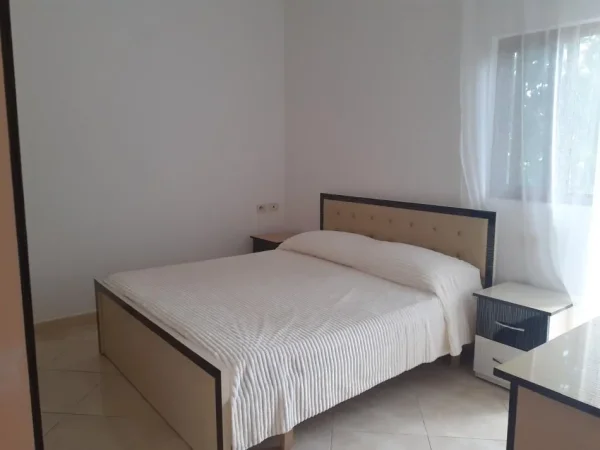 Tirane, jepet me qera apartament 1+1 Kati 2, 65 m² 400 € (laprake)