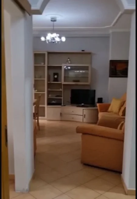 Tirane, jepet me qera apartament 2+1 Kati 3, 100 m² 650 € (KOMUNA E PARISIT)