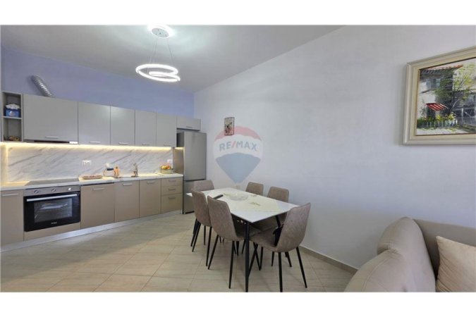 Jepet me qera 2+1+2 për Qera ne Lungomare, Vlorë