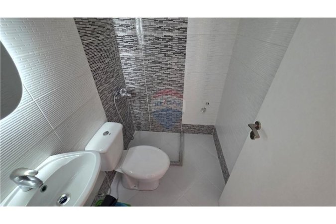 Jepet me qera 2+1+2 për Qera ne Lungomare, Vlorë