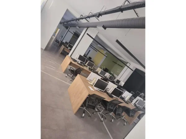 Tirane, jepet me qera zyre Kati 2, 750 m² 7.500 € (astir)