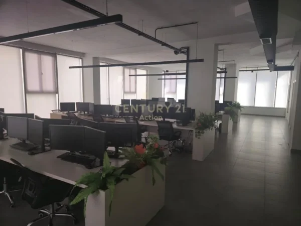 Tirane, jepet me qera zyre Kati 2, 750 m² 7.500 € (astir)