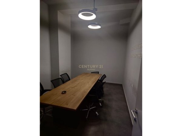 Tirane, jepet me qera zyre Kati 2, 750 m² 7.500 € (astir)