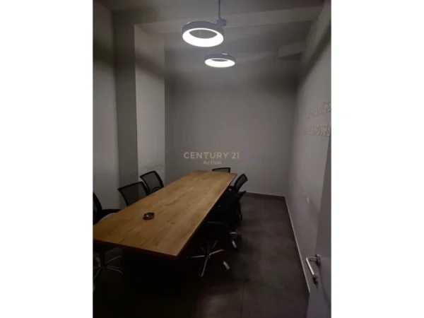 Tirane, jepet me qera zyre Kati 2, 750 m² 7.500 € (astir)