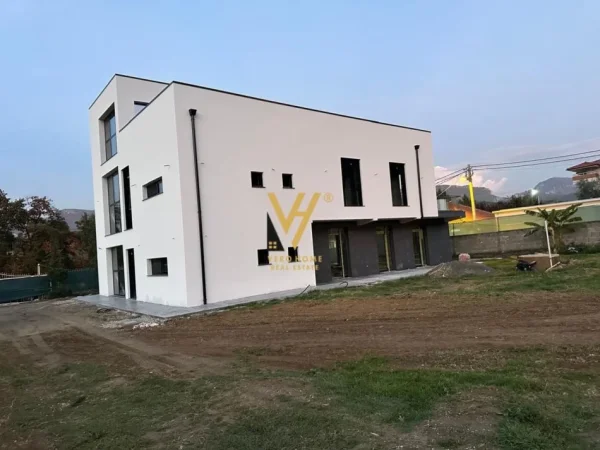 Tirane, jepet me qera ambjent biznesi Kati 0, 3.960 m² 3.000 € (BERZHITE)