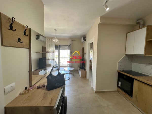 Vlore, jepet me qera apartament 1+1+Ballkon Kati 7, 65 m² 400 € (Lungomare)