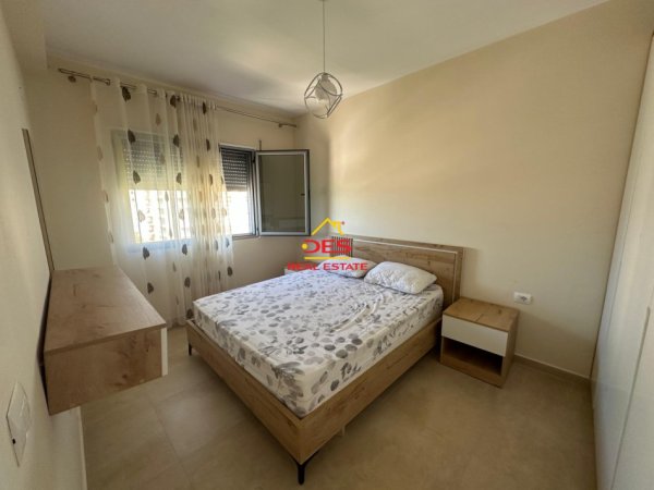 Vlore, jepet me qera apartament 1+1+Ballkon Kati 7, 65 m² 400 € (Lungomare)