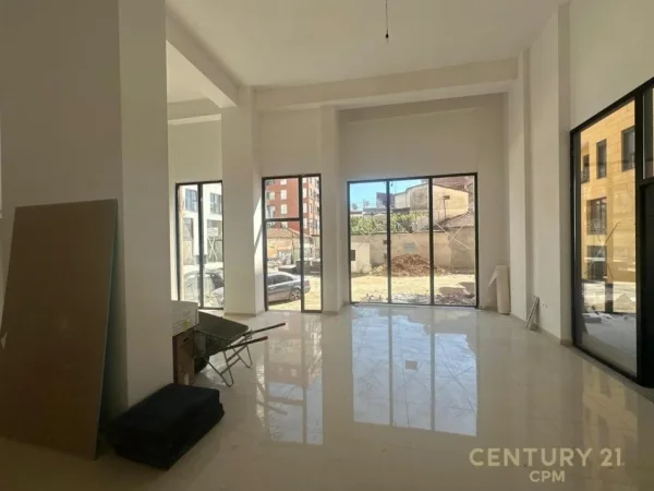 Tirane, jepet me qera ambjent biznesi Kati 0, 71 m² 1.200 € (Midis Rrugës Hoxha Tahsim dhe Rrugës Qemal Stafa)