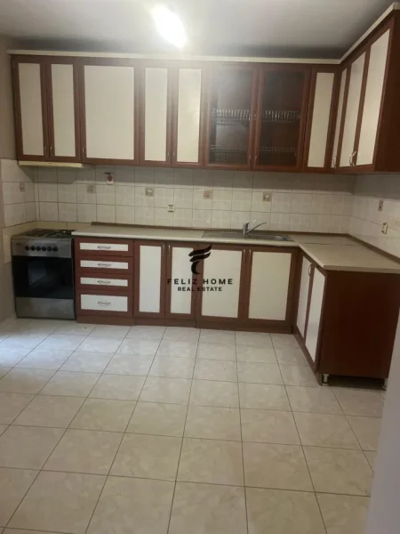 Tirane, jepet me qera apartament 2+1 Kati 4, 110 m² 500 € (LAPRAKE)