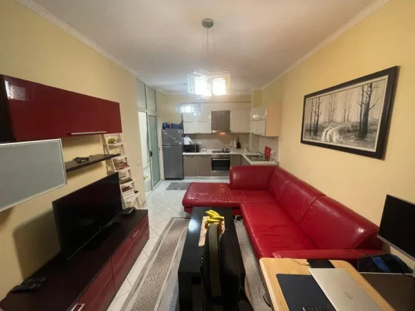 Tirane, jepet me qera apartament 1+1 Kati 4, 60 m² 300 € 