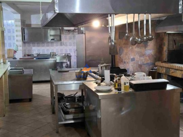 Tirane, shitet bar-resorant Kati 0, 320 m² 