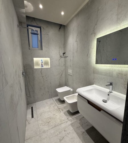 Tirane, jepet me qera apartament 2+1 , 135 m² 2.000 € (RRUGA E KAVAJES)