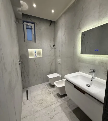 Tirane, jepet me qera apartament 2+1 , 135 m² 2.000 € (RRUGA E KAVAJES)