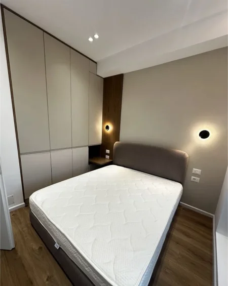 Tirane, jepet me qera apartament 1+1+Ballkon Kati 8, 70 m² 520 € (ALI DEMI)