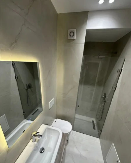 Tirane, jepet me qera apartament 1+1+Ballkon Kati 8, 70 m² 520 € (ALI DEMI)