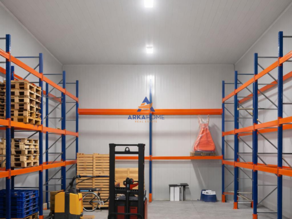 Tirane, jepet me qera magazine Kati 0, 135 m² 1.100 € 