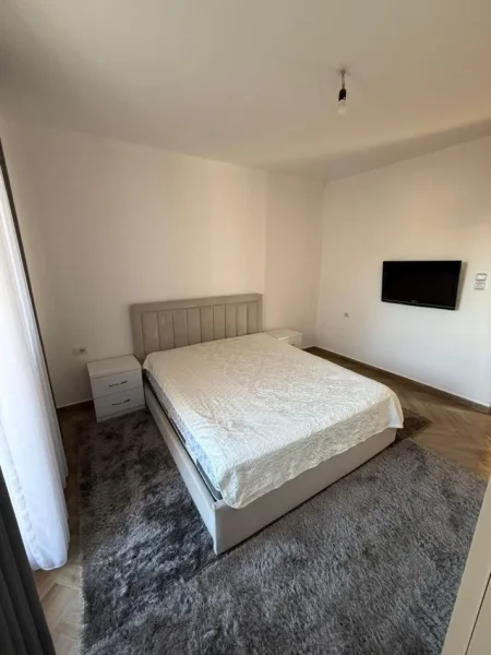 Tirane, jepet me qera Vile 4+1+Ballkon Kati 1, 200 m² 1.000 € (5 MAJI)